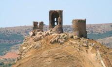 Развалины величественной крепости Чембало